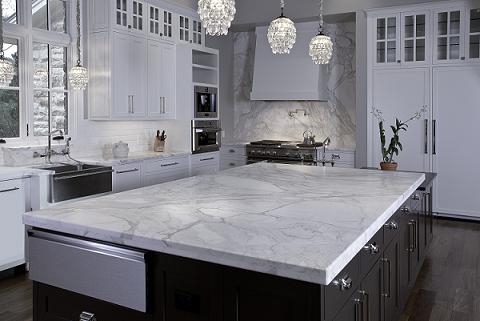 Cocina con isla de mármol Calacatta